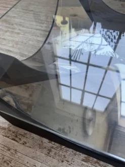 Table basse socle moulé et chrome, années 70