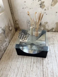 Table basse socle moulé et chrome, années 70