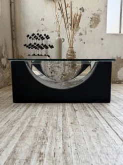 Table basse socle moulé et chrome, années 70