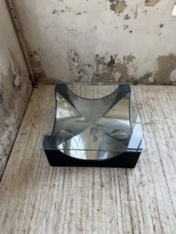Table basse socle moulé et chrome, années 70