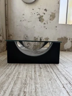 Table basse socle moulé et chrome, années 70
