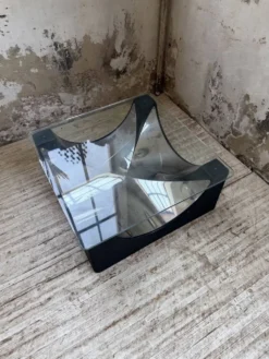 Table basse socle moulé et chrome, années 70