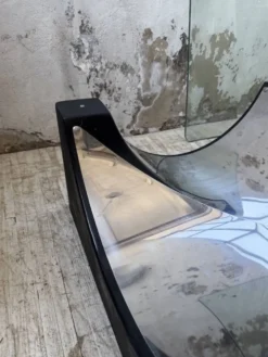 Table basse socle moulé et chrome, années 70