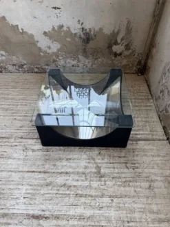 Table basse socle moulé et chrome, années 70