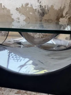 Table basse socle moulé et chrome, années 70