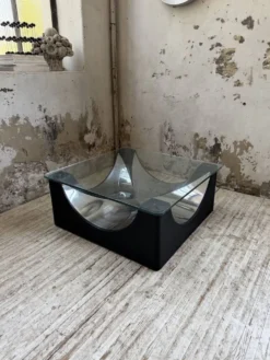 Table basse socle moulé et chrome, années 70