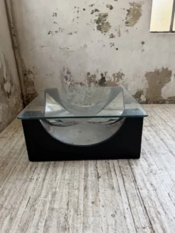 Table basse socle moulé et chrome, années 70