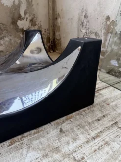 Table basse socle moulé et chrome, années 70