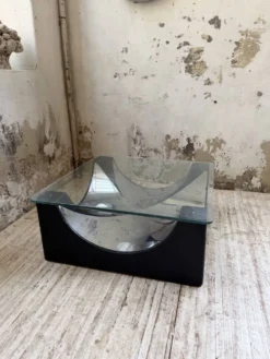 Table basse socle moulé et chrome, années 70