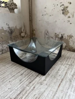 Table basse socle moulé et chrome, années 70