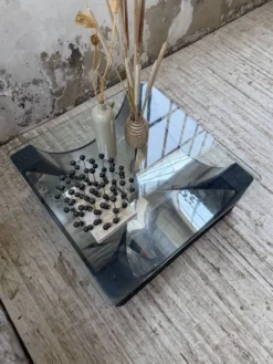 Table basse socle moulé et chrome, années 70