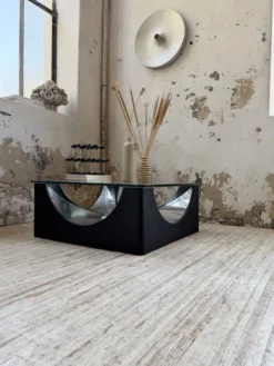 Table basse socle moulé et chrome, années 70