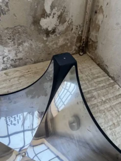 Table basse socle moulé et chrome, années 70