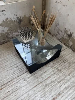 Table basse socle moulé et chrome, années 70