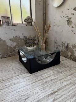 Table basse socle moulé et chrome, années 70