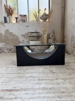 Table basse socle moulé et chrome, années 70