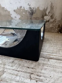 Table basse socle moulé et chrome, années 70