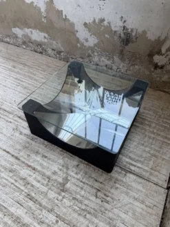 Table basse socle moulé et chrome, années 70