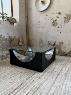 Table basse socle moulé et chrome, années 70