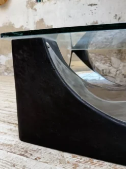 Table basse socle moulé et chrome, années 70