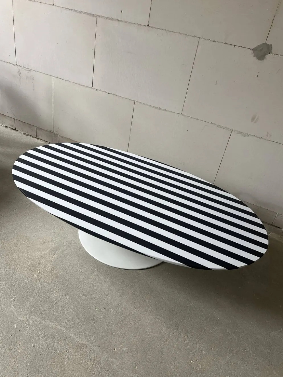 Table basse "Surfboard" de Maurice Burke pour Arkana, années 1960.
