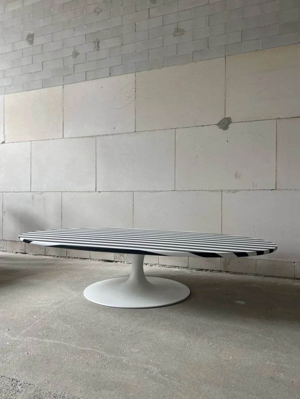 Table basse "Surfboard" de Maurice Burke pour Arkana, années 1960.