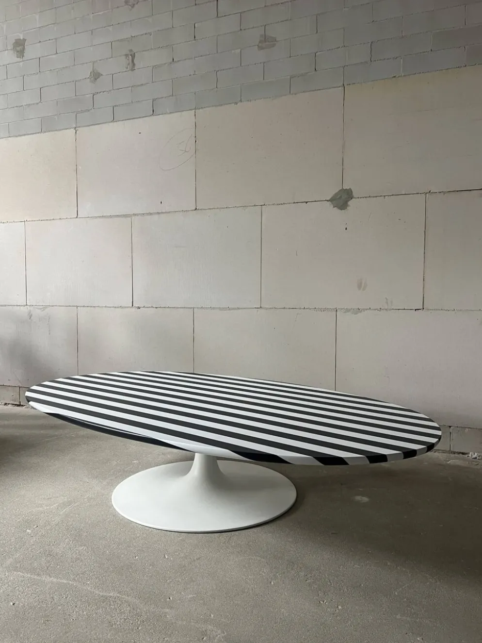 Table basse "Surfboard" de Maurice Burke pour Arkana, années 1960.