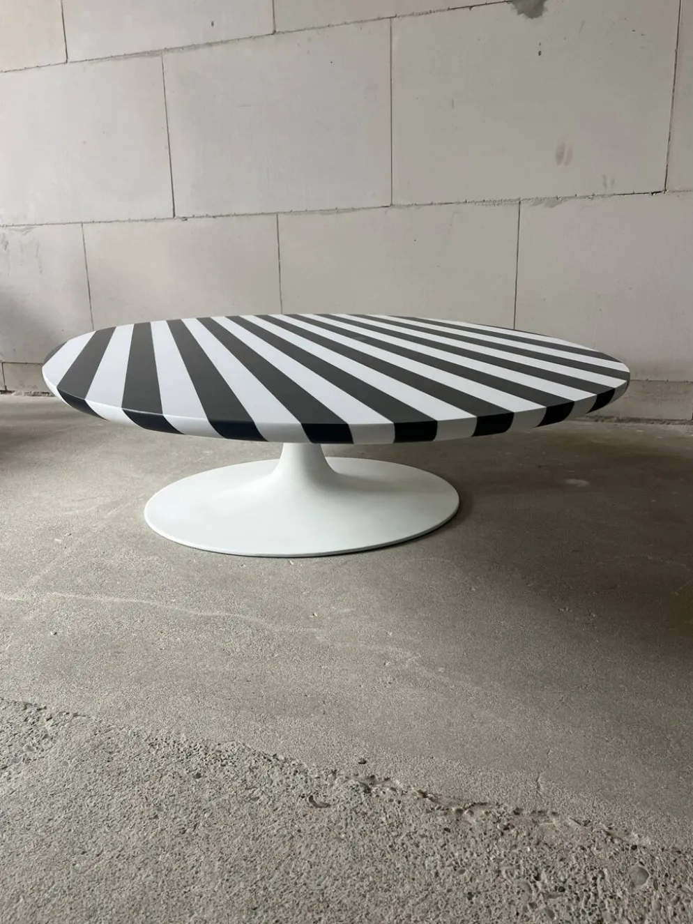 Table basse "Surfboard" de Maurice Burke pour Arkana, années 1960.