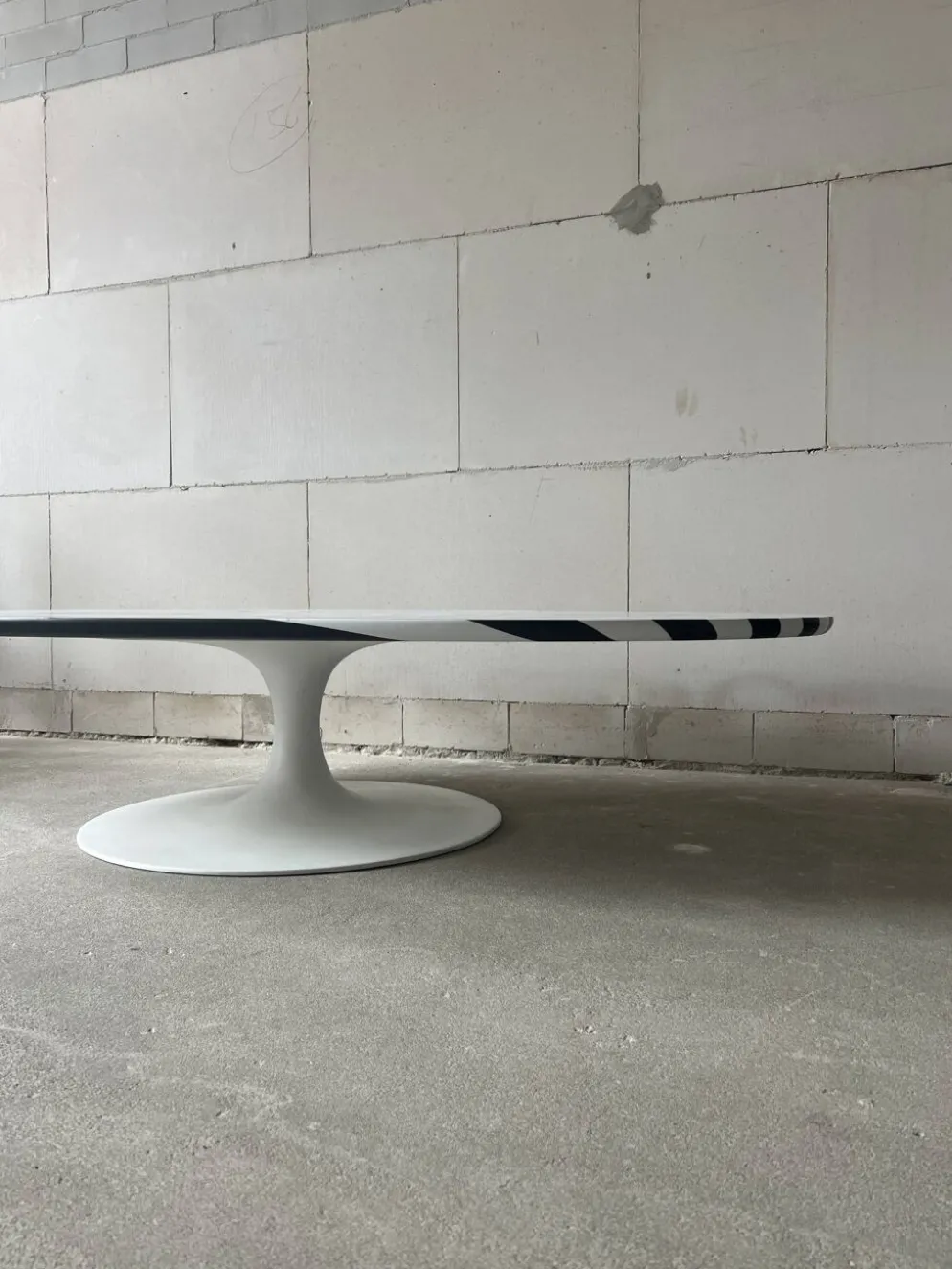 Table basse "Surfboard" de Maurice Burke pour Arkana, années 1960.