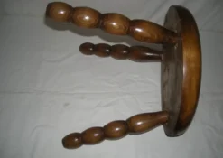 Table basse tripode en bois tourné