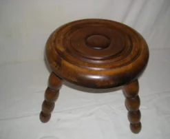 Table basse tripode en bois tourné