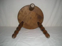 Table basse tripode en bois tourné