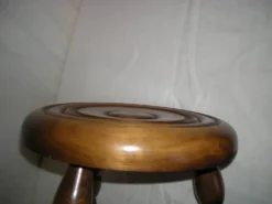 Table basse tripode en bois tourné