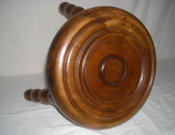 Table basse tripode en bois tourné