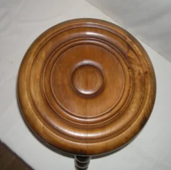 Table basse tripode en bois tourné