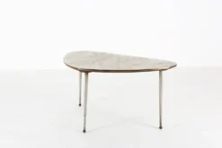 Table basse tripode moderne du milieu du siècle avec plateau en marbre, années 1960