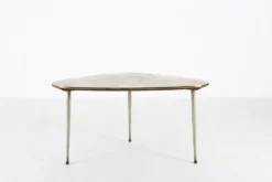 Table basse tripode moderne du milieu du siècle avec plateau en marbre, années 1960