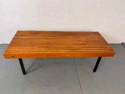 Table basse vintage en bois à lattes et en acier dans le style de Charlotte Perriand, années 1960.
