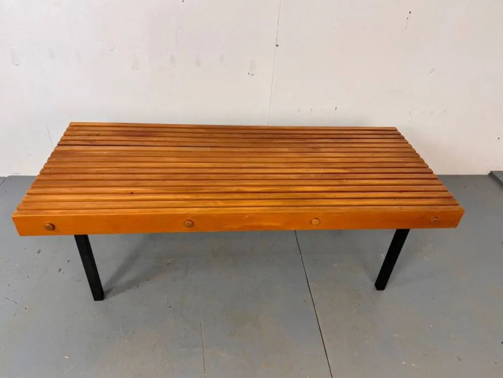 Table basse vintage en bois à lattes et en acier dans le style de Charlotte Perriand, années 1960.