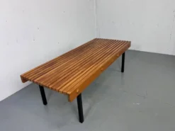 Table basse vintage en bois à lattes et en acier dans le style de Charlotte Perriand, années 1960.