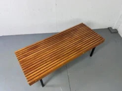 Table basse vintage en bois à lattes et en acier dans le style de Charlotte Perriand, années 1960.