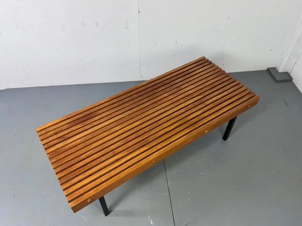 Table basse vintage en bois à lattes et en acier dans le style de Charlotte Perriand, années 1960.