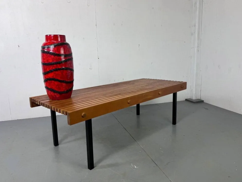 Table basse vintage en bois à lattes et en acier dans le style de Charlotte Perriand, années 1960.