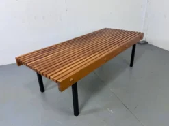 Table basse vintage en bois à lattes et en acier dans le style de Charlotte Perriand, années 1960.