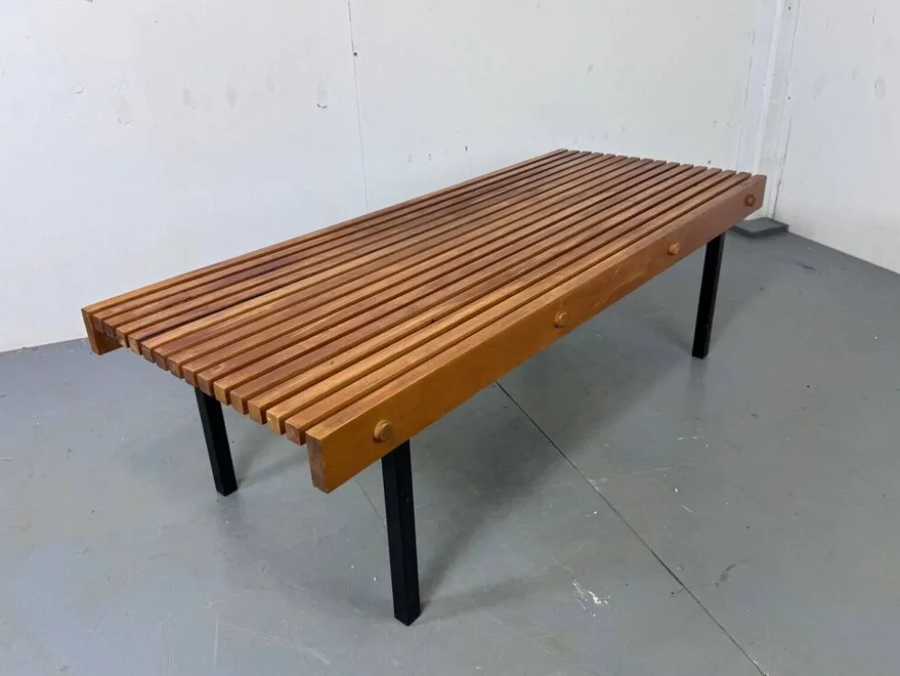 Table basse vintage en bois à lattes et en acier dans le style de Charlotte Perriand, années 1960.