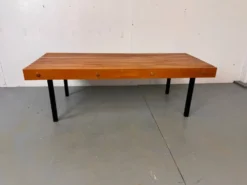 Table basse vintage en bois à lattes et en acier dans le style de Charlotte Perriand, années 1960.