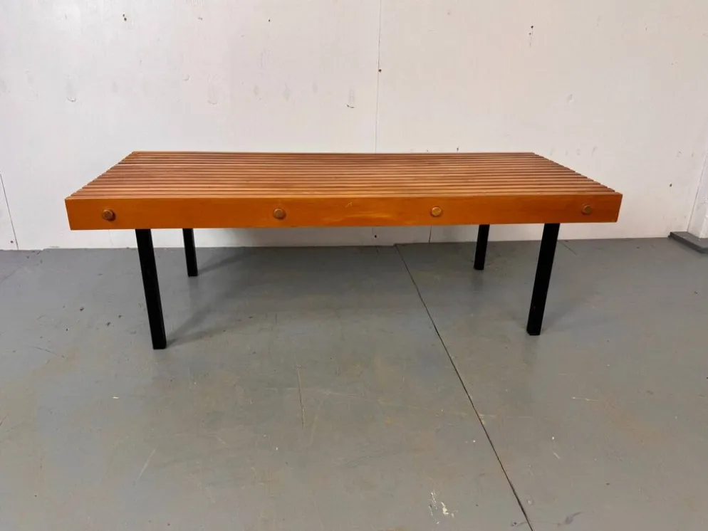 Table basse vintage en bois à lattes et en acier dans le style de Charlotte Perriand, années 1960.