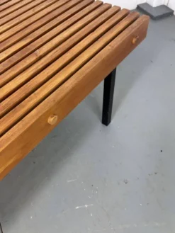 Table basse vintage en bois à lattes et en acier dans le style de Charlotte Perriand, années 1960.
