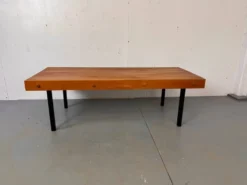 Table basse vintage en bois à lattes et en acier dans le style de Charlotte Perriand, années 1960.