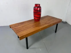 Table basse vintage en bois à lattes et en acier dans le style de Charlotte Perriand, années 1960.